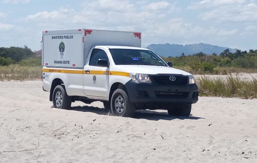 Dentro de la lancha las autoridades encontraron varios bultos con presunta sustancia ilícita. Foto. Eric Montenegro