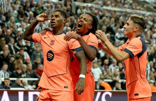  Marcus Rashford (izq.) festeja uno de sus goles contra Newscatle. Foto: EFE