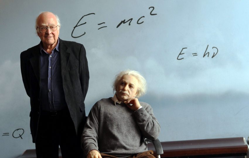 Peter Higgs, autor de la teoría del 'bosón de Higgs', posa junto la escultura de Albert Einstein en el CosmoCaixa de Barcelona.  Foto: EFE / Toni Albir