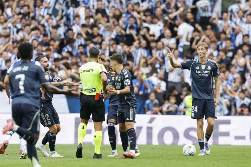 El defensa del Real Madrid Dean Huijsen durante su expulsión en el partido de la jornada 4 de La Liga EA Sports. EFE