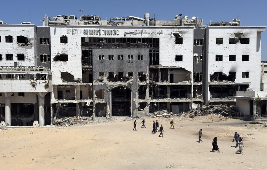 Vista de la fachada del Hospital Al Shifa en la ciudad de Gaza. EFE/Ahmad Awad