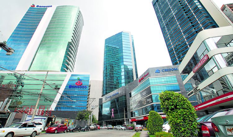 El sistema bancario panameño, según la calificadora de riesgo Moody's, mantiene una perspectiva de crecimiento estable.  Archivo