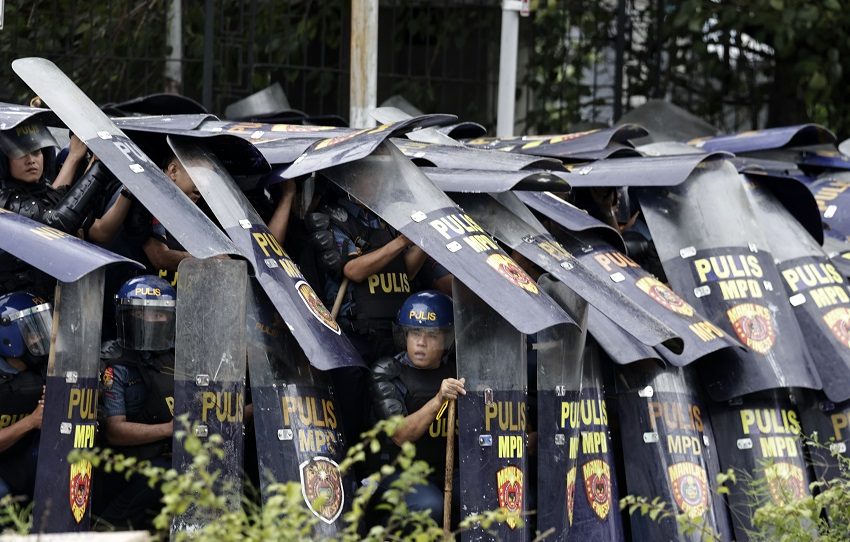 Los manifestantes congregados en el parque de Luneta procedieron a marchar hacia una zona cercana al palacio presidencial de Malacañang, entre un dispositivo policial reforzado para prevenir disturbios. Foto. EFE