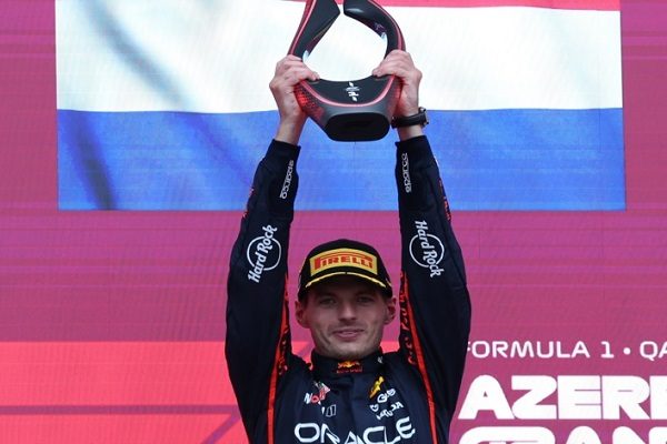 Verstappen festeja su triunfo en Bakú. Foto: EFE
