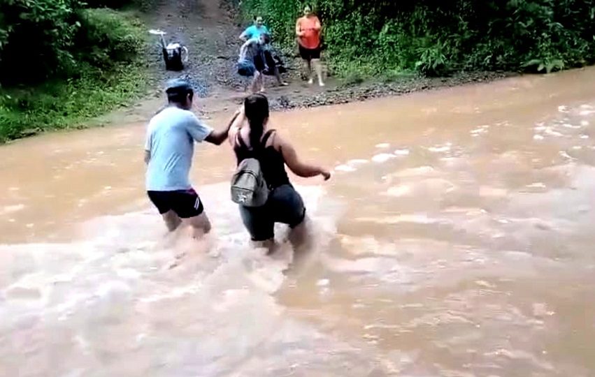 El puente no solo es inseguro, sino que también limita el desarrollo de la comunidad. Foto. Thays Domínguez