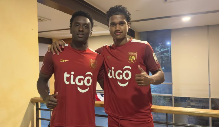 Kairo Walters (izq.) y Eric Díaz del equipo Sub-20.  Foto:FPF