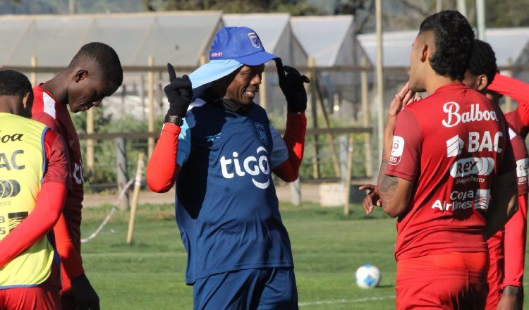 Jorge Dely Valdés (cent.), técnico  Sub-20 de Panamá. Foto: FPF