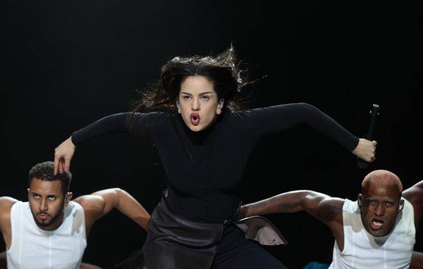 Rosalía es experta en crear un universo estético y simbólico entorno a sus canciones.  Foto: EFE / Kiko Huesca