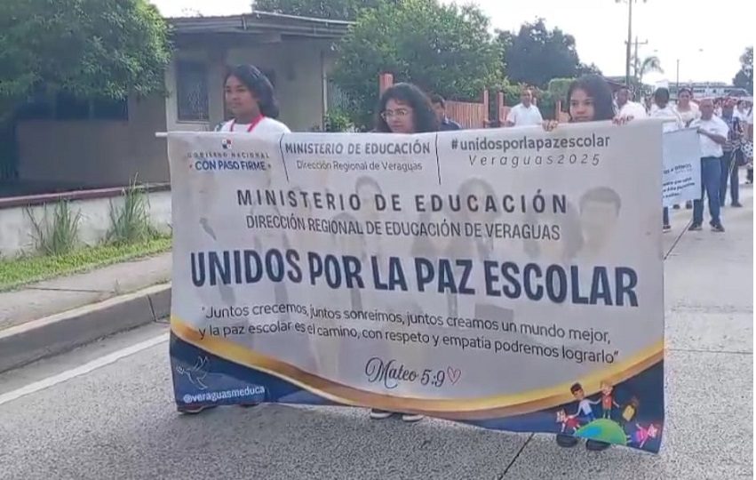 La marcha cerró con un acto simbólico de integración, en el que estudiantes y familias reafirmaron su compromiso de construir escuelas más seguras, solidarias y en paz. Foto. Melquíades Vásquez