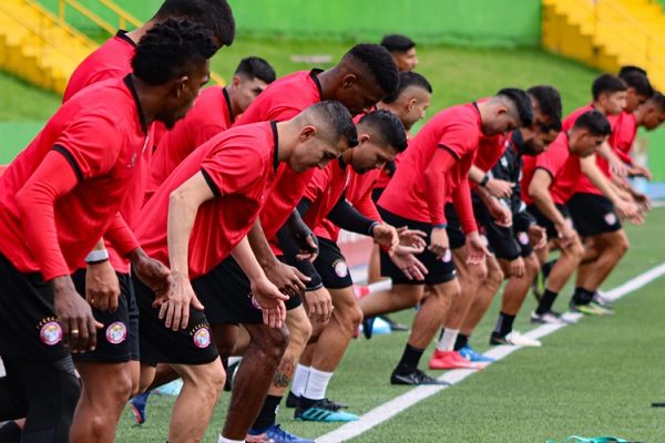 Jugadores del Xelajú en el estadio Cementos Progreso de la Ciudad de Guatemala. Foto: Cortesía
