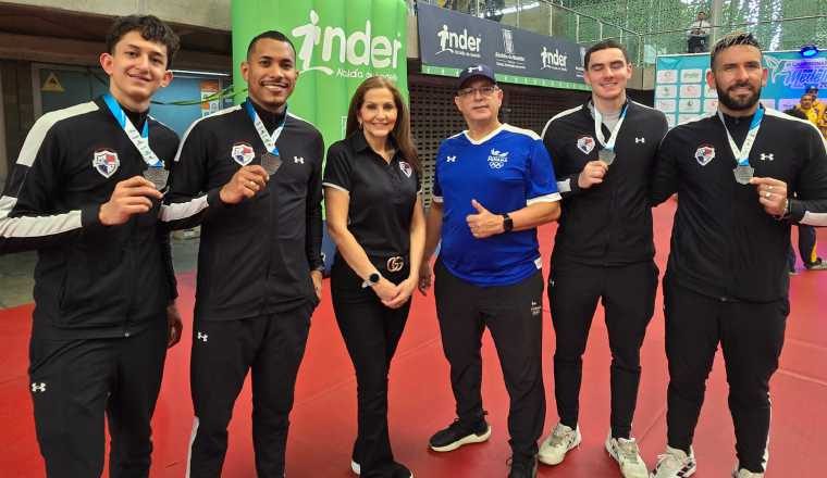  Solmoraine Ameglio (cent.) con los esgrimistas panameños. Foto: Cortesía.