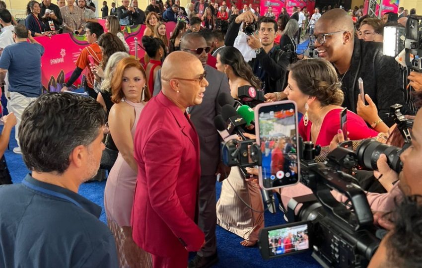 Wisin en la alfombra azul de los Premios Juventud 2025. Foto: Luis Trujillo