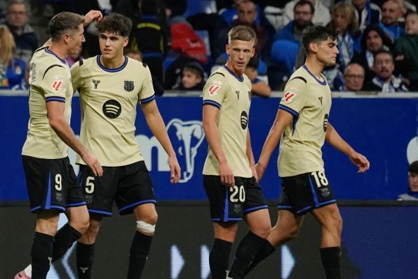 Robert Lewandowski del Barcelona (izq). festeja su gol. Foto:EFE