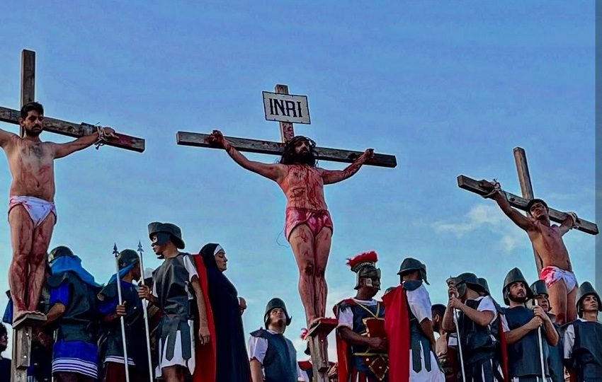 La Semana Santa Viviente de Pesé tiene sus raíces en 1954, cuando el sacerdote José Luis Angulo, párroco de la comunidad, impulsó a los fieles a escenificar los pasajes de la pasión, muerte y resurrección de Jesucristo. Foto. Thays Domínguez