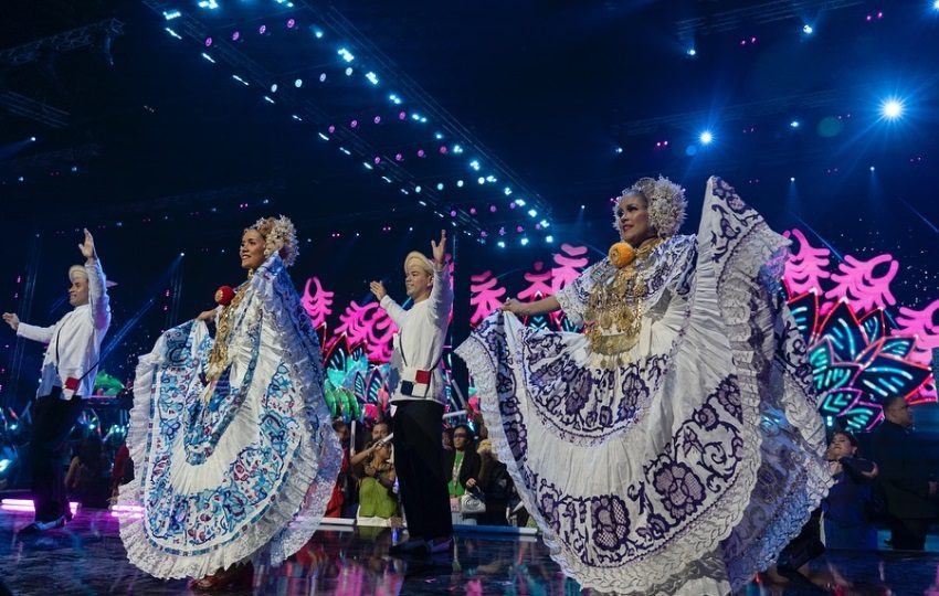 Un ballet folclórico acompañó a Willie Colón. Foto: Cortesía / @premiosjuventud
