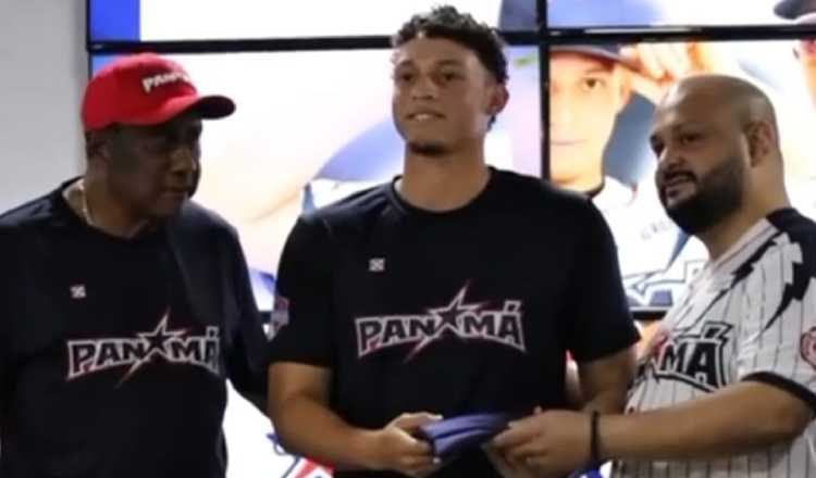 El capitán del equipo panameño de béisbol U23, Adrián Sugastey (cent,) y el coach Aníbal Reluz (izq.). Foto: Fedebeis