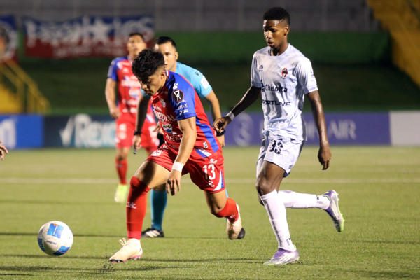 Widvin Tebalán (i) de Xelajú disputa un balón con Julio Betancourt de Sporting San Miguelito. Foto: EFE