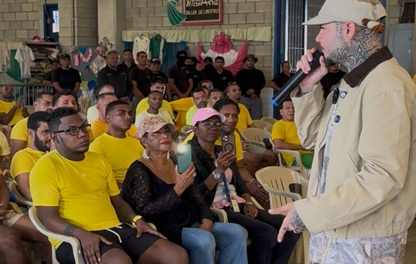 Farruko habla con la población penitenciaria, entre ellos Yemil. Foto: Cortesía