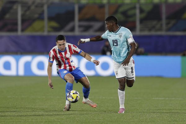 Alexandro Maidana (i) de Paraguay disputa el balón con Rafael Mosquera de Panamá. Foto: EFE