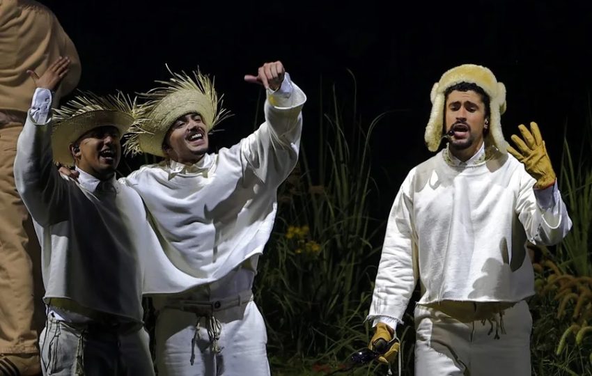 Bad Bunny (d) se presenta en el Coliseo de Puerto Rico. Foto: EFE / Thais Llorca