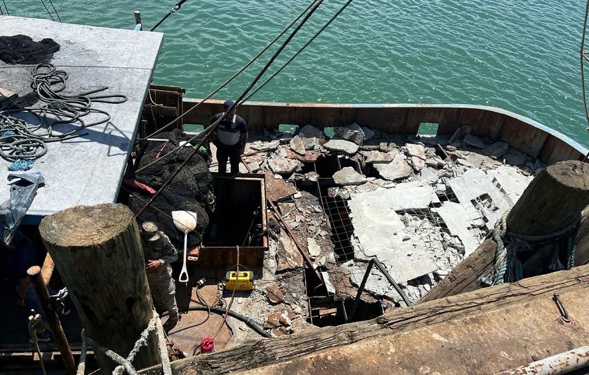 La Dirección General de Puertos e Industrias Marítimas Auxiliares (DGPIMA) y el Cuerpo de Bomberos de Vacamonte informaron además que la motonave sufrió daños estructurales severos en la cubierta. Foto. AMP