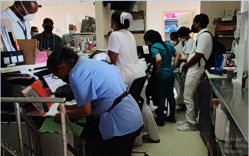 Los médicos y profesionales que laboran en este hospital aseguran que los recortes presupuestarios se están reflejando en la escasez de medicamentos e insumos básicos. Foto. Eric Montenegro