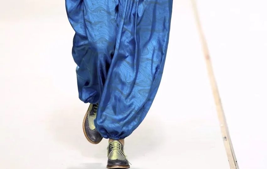 Una modelo luce sobre la pasarela una creación de la firma portuguesa TM Collection. Foto: EFE / Estela Silva