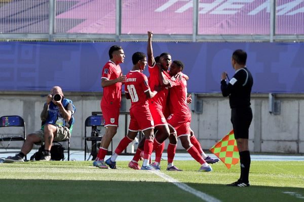 El panameño Gustavo Herrera alza la mano en celebración de su gol contra Ucrania. Foto: EFE