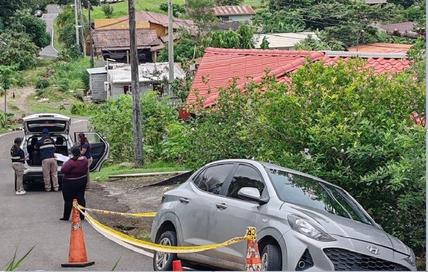 Luego fue ubicado un auto sedán, de color gris, abandonado en una calle del sector de la Industrial, corregimiento de Barrio Colón. Foto. Eric Montenegro