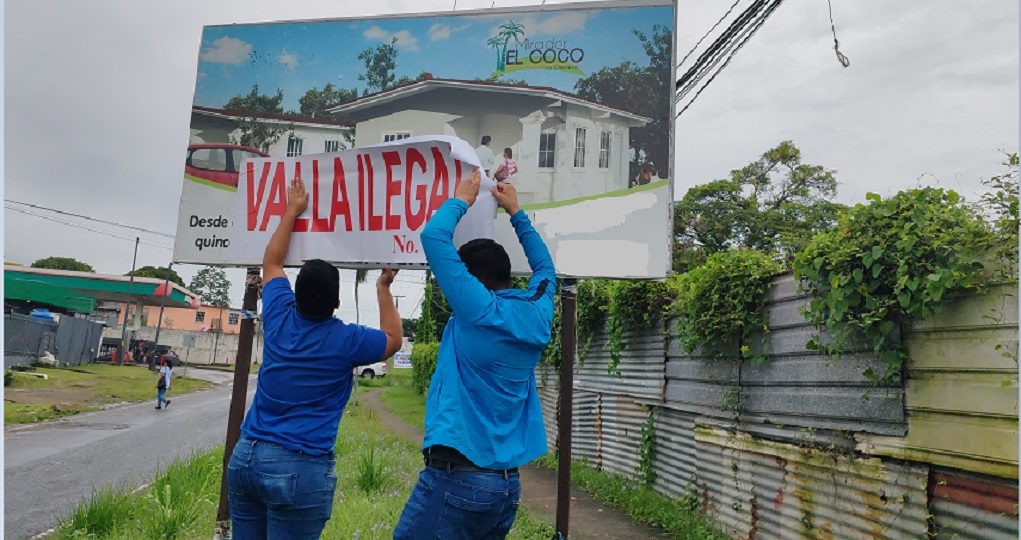 Entre estas estructuras se encuentran anuncios de locales comerciales, proyectos habitacionales y productos varios. Foto. Eric Montenegro