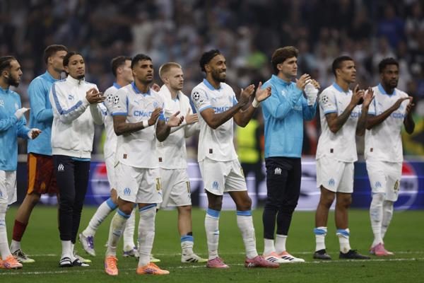 Michael Murillo del Olympique de Marsella (der.) festeja el triunfo de su equipo. Foto: EFE