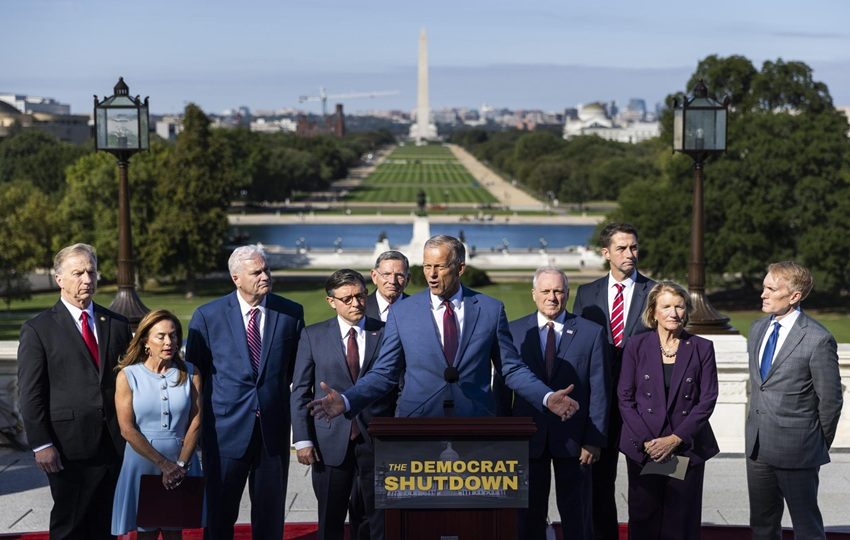 Líderes republicanos hablan con los medios sobre el cierre del gobierno desde el Capitolio. Foto: EFE