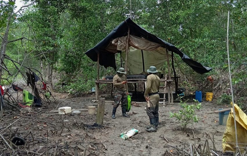 En febrero del 2025 retuvieron a un ciudadano en el área de Cermeño, distrito de Capira, el cual transportaba 12 sacos de carbón de mangle. Foto. Cortesía