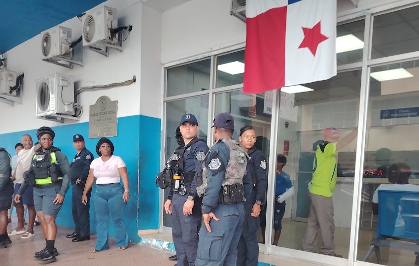 El hospital quedó rodeado de agentes de la Policía Nacional, mientras se inician las investigaciones sobre este caso de violencia dentro de un plantel educativo en Colón. Foto. Diómedes Sánchez