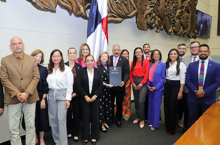 La iniciativa contó con 42 votos a favor sin ningún voto en contra ni abstenciones.