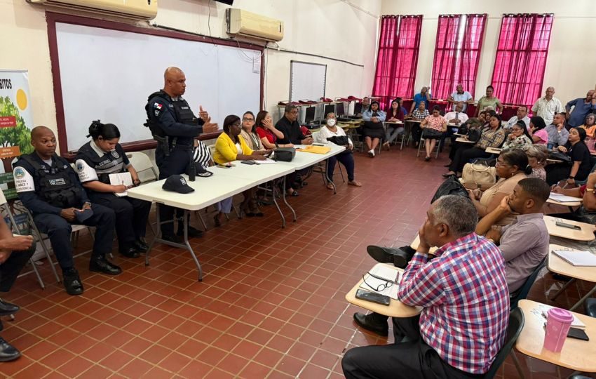 Reunión en el Colegio José Guardia Vega. Foto: Diomedes Sánchez