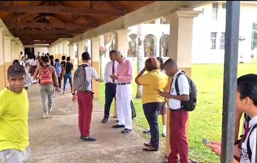 El pasado viernes a los padres de familia junto a sus hijos se les orientó sobre los protocolos de seguridad y de igual manera para que participen en la escuela para padres. Foto. Diómedes Sánchez