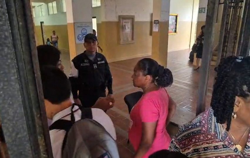 El pasado viernes a los padres de familia junto a sus hijos se les orientó sobre los protocolos de seguridad y de igual manera para que participen en la escuela para padres. Foto. Diómedes Sánchez