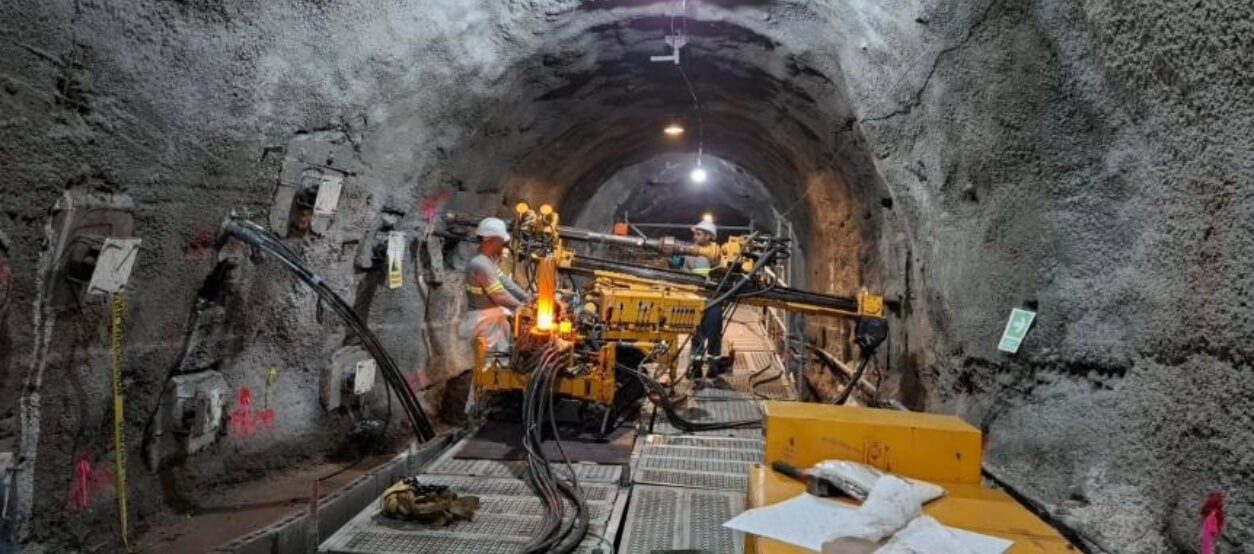 Trabajos realizados en el túnel de la hidroeléctrica, la más grande del país. Foto: Cortesía