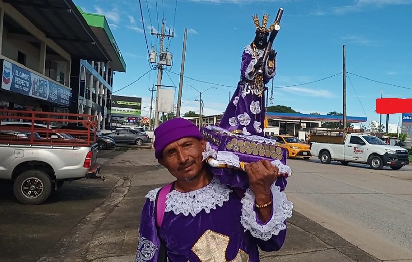 “Camino con fe porque el Cristo Nazareno salvó la vida de mis tres hijas, precisó Mario Peña. Foto. Melquíades Vásquez