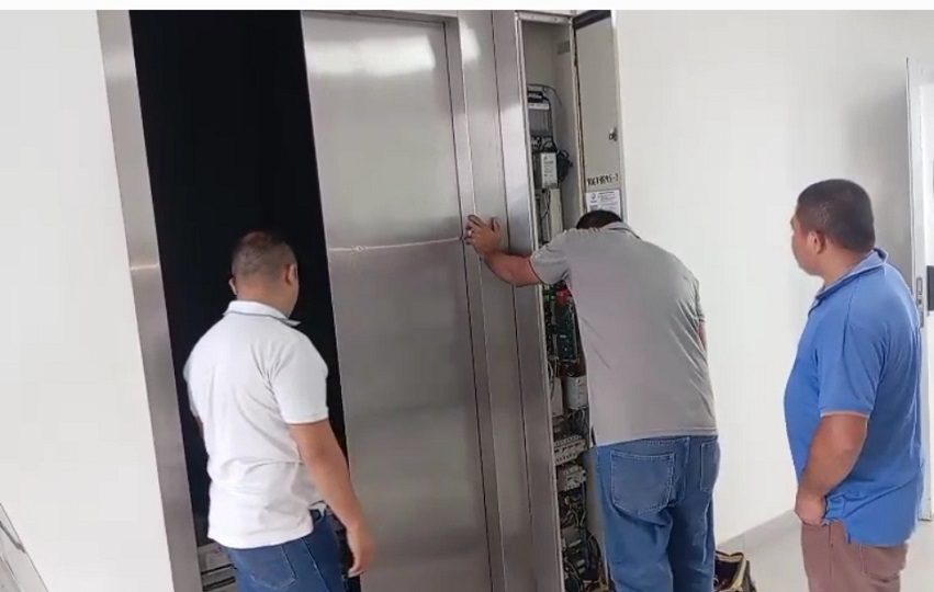 El hecho, que duró más de dos horas, ha generado inquietud entre el personal del hospital y los familiares de los pacientes. Foto. Melquiades Vásquez