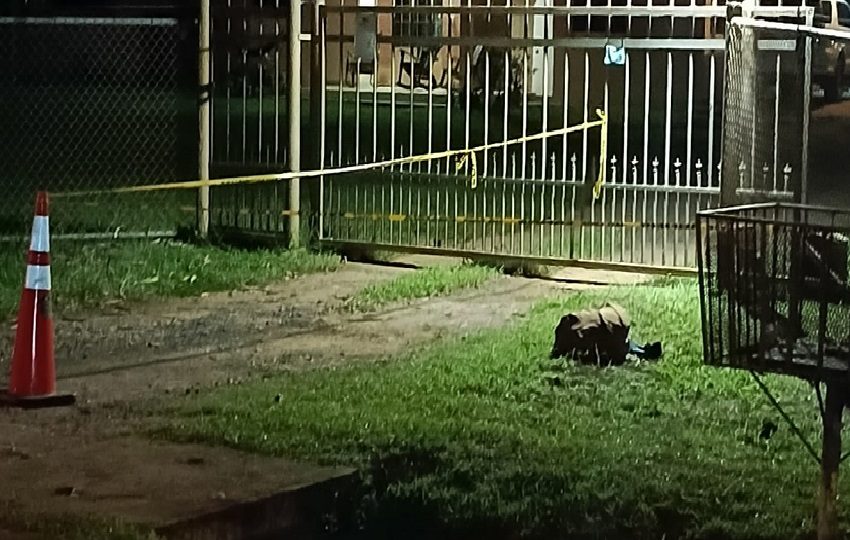 La residencia fue acordonada por las unidades policiales mientras se realizaban las diligencias correspondientes. Foto. Thays Domínguez
