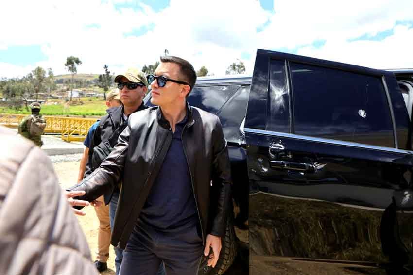 Daniel Noboa, presidente de Ecuador, luego que la caravana donde se desplazaba fuera atacada por manifestantes.