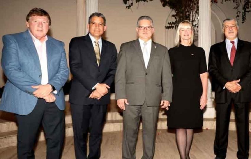 El ministro Orillac junto al grupo de expertos en materia energética.