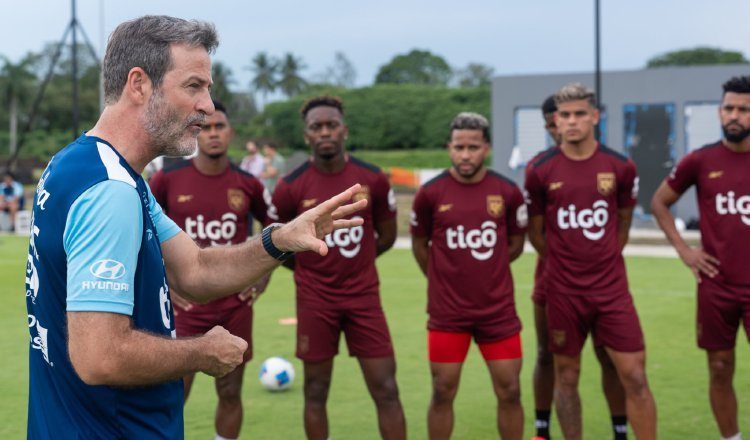 Thomas Christiansen, técnico de Panamá, conversa con los jugadores panameños. Foto: FPF