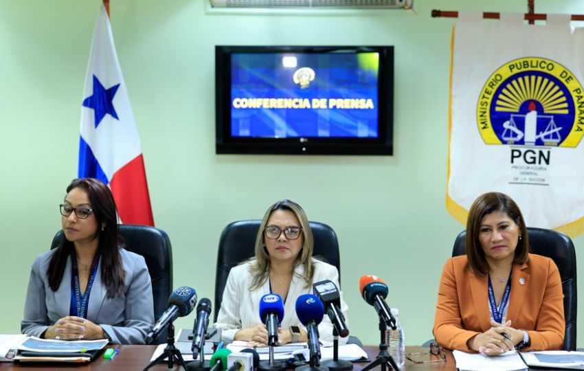 Fiscales anticorrupción Digna Castillo (i), Adela Cedeño (c) y Azucena Aizpurua. Foto: EFE