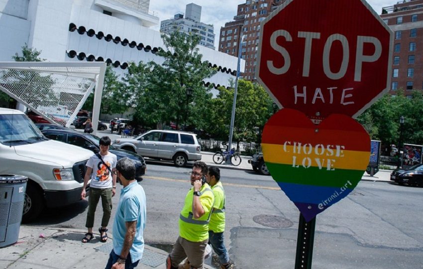 Una calle de Nueva York con una señal de tránsito con una pintada LGTBIQ+. EFE