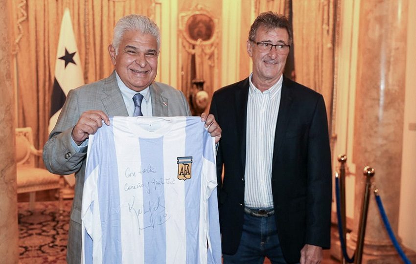 El presidente José Raúl Mulino, sostiene una camiseta se la selección de Argentina firmada por el futbolista argentino Mario Alberto Kempes. EFE