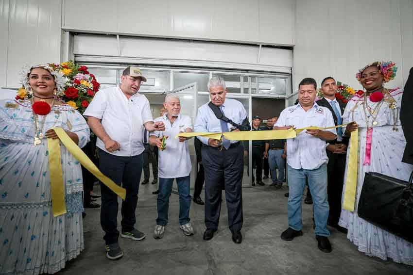 El presidente Mulino hace el corte de cinta. Foto Cortesía