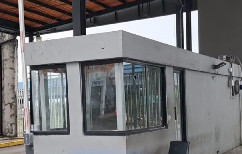 Un  ciudadano llegó nuevamente a esta garita de seguridad e hizo varios disparos contra de los presentes, pero que dieron en las ventanas de vidrio de ese recinto. Foto. Diómedes Sánchez